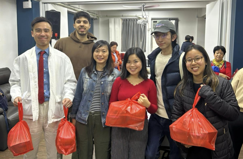 At the Health Center of Society for Community Organization, Kwok Scholars packed soups and thermal clothes, ready to distribute them to the elderly in Sham Shui Po area.